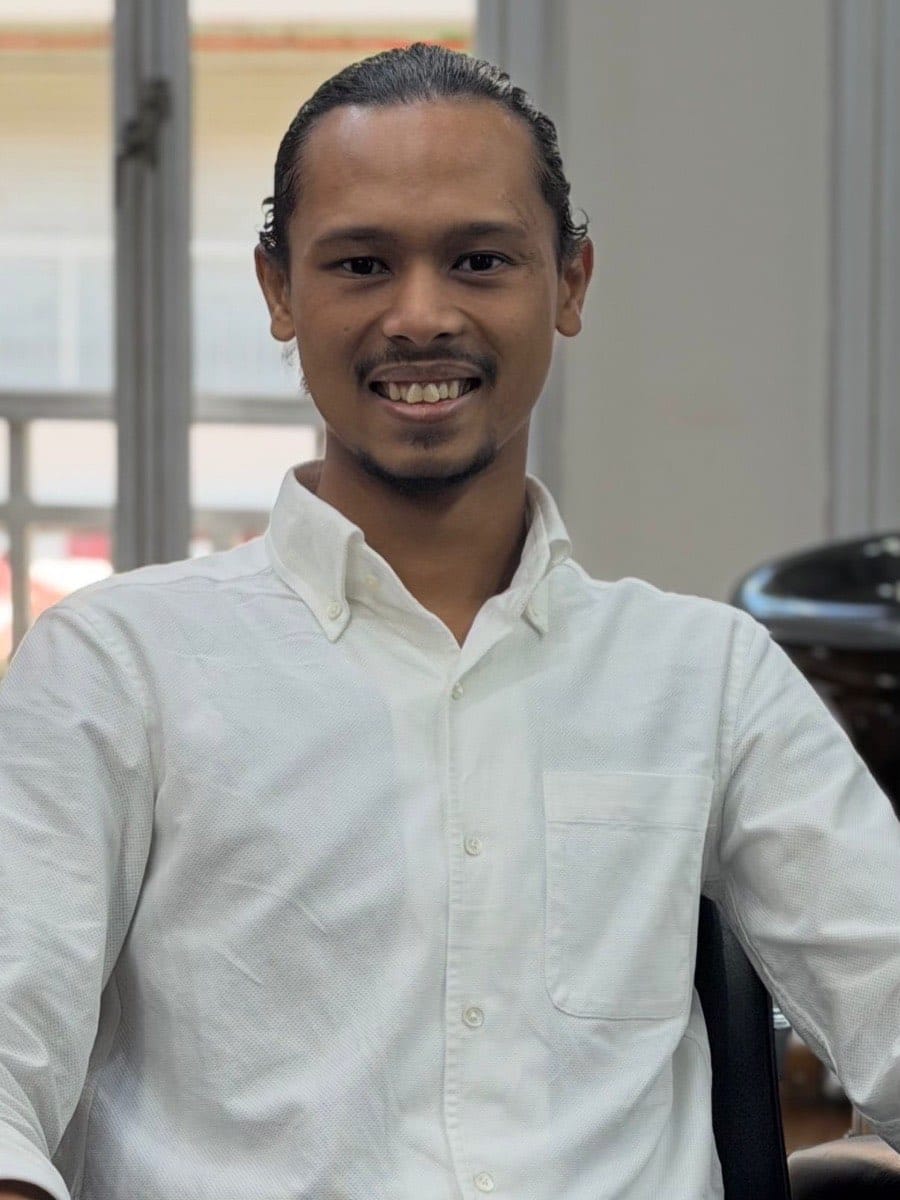 Shazzdlan (Lan), modern grooming specialist at The British Barbers premium barbershop in Chinatown Singapore – expert in modern skin fades, precision haircuts and groom styling